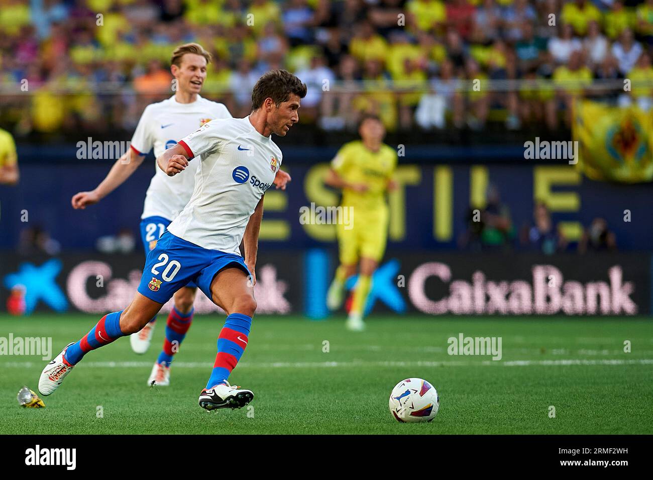 Sergi Roberto von Barcelona CF, Frenkie de Jong von Barcelona CF, Jose Luis Morales von Villarreal CF in Aktion während der La Liga EA Sport Regular Season Runde 3 zwischen Villareal CF und FC Barcelona im Ceramica Stadion. Villareal CF 3 : 4 FC Barcelona. (Foto: Germán Vidal/SOPA Images/SIPA USA) Stockfoto