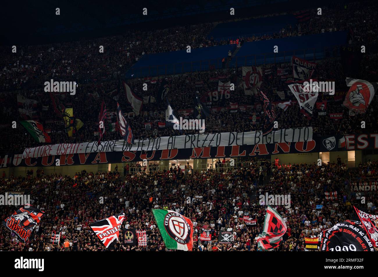Fans des AC Mailand im Sektor „Curva Sud“ zeigen ein Banner, das nach einer Preisobergrenze für Auswärtstruppen-Tickets vor dem Fußballspiel der Serie A zwischen dem AC Mailand und dem FC Turin fragt. Stockfoto