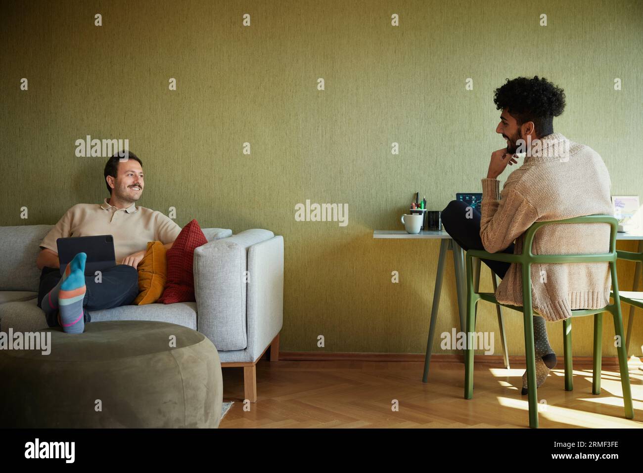 Homosexuelles Paar im Wohnzimmer entspannen Stockfoto