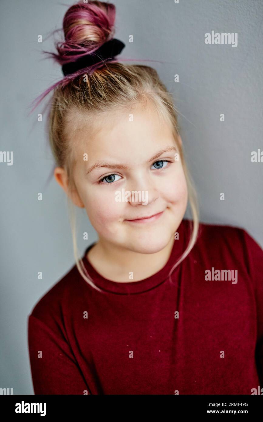 Porträt eines lächelnden Mädchens Blick in die Kamera Stockfoto