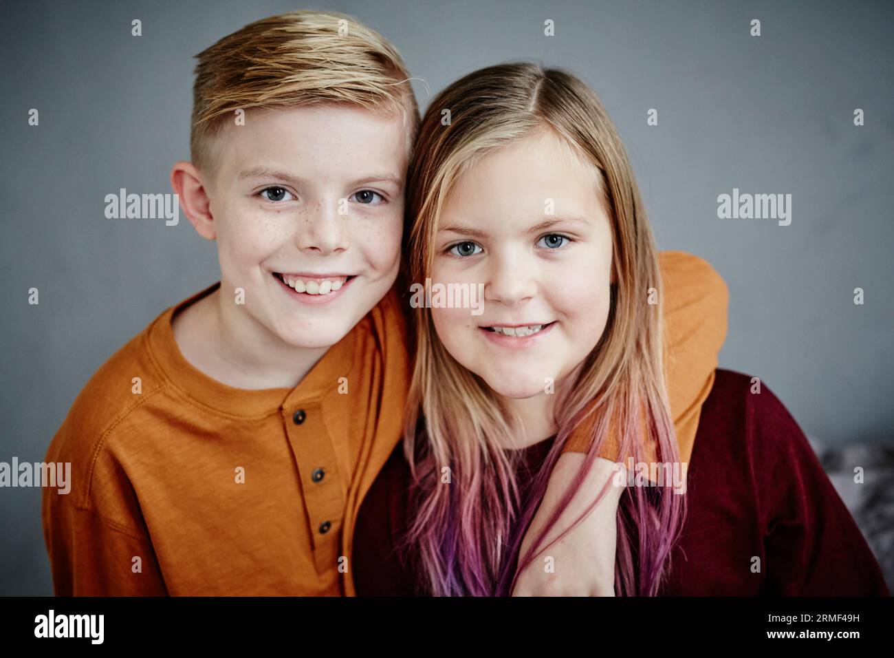 Porträt eines lächelnden Bruders und einer lächelnden Schwester mit Blick auf die Kamera Stockfoto