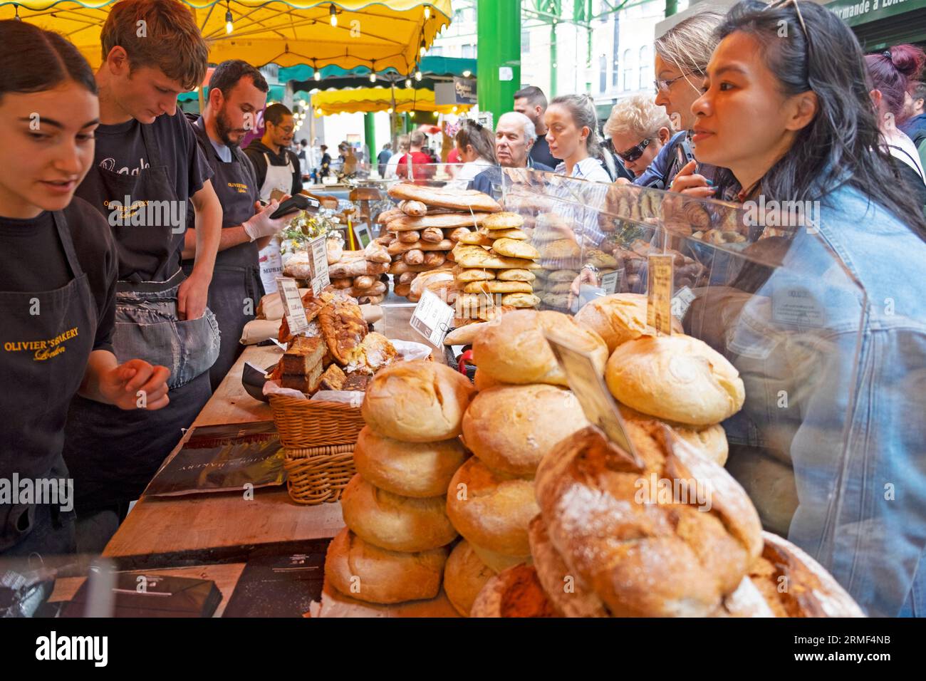 Leute, die Brote, Kuchen, Gebäck und Gebäck am Marktstand von Olivier's Bakery Borough Market in South London England, Großbritannien, KATHY DEWITT, kaufen Stockfoto