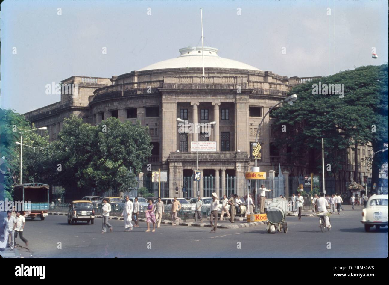 Die Sir Cowasji Jehangir Public Hall ist ein Museum für moderne Kunst und war vor 1996 Teil des Institute of Science. Die Halle wurde 1911 von George Wittet erbaut und von Cowasji Jehangir finanziert. Es befindet sich in Colaba in Mumbai, Indien. Stockfoto