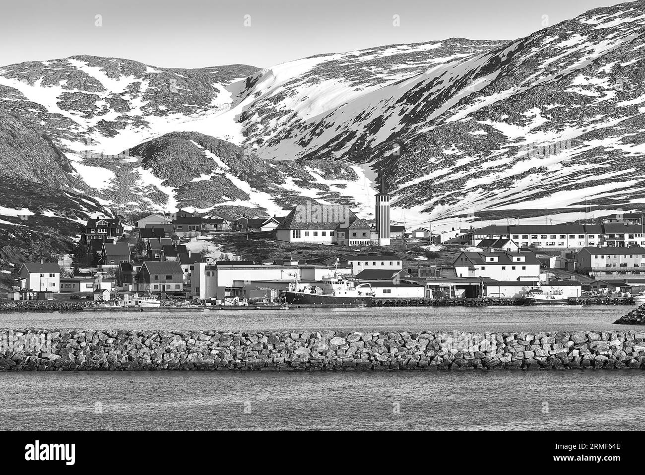 Schwarz-Weiß-Foto Der Kleinen Norwegischen Fischereigemeinschaft Mehamn, Weit Nördlich Des Polarkreises. 6. Mai 2023 Stockfoto