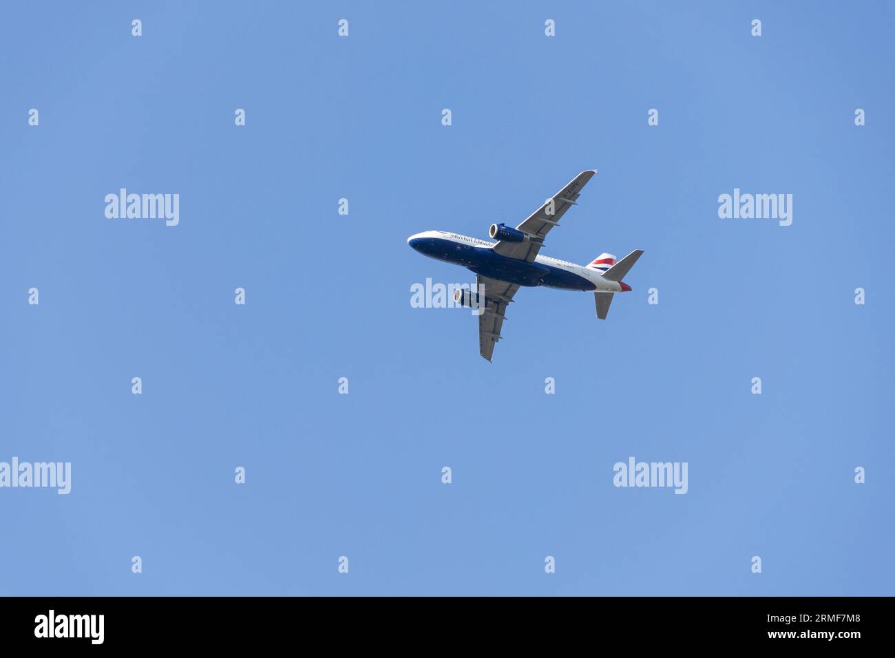 London, Großbritannien. 28. August 2023. Laut der Flugsicherungsbehörde des Landes sind die Flughäfen im Vereinigten Königreich aufgrund eines "technischen Problems" von erheblichen Flugverspätungen betroffen. Die Behörde hat „Flussbeschränkungen“ auferlegt, um den Systemfehler zu identifizieren und zu beheben. Passagieren wird empfohlen, längere Wartezeiten einzuhalten, während das Problem gelöst wird. Quelle: Sinai Noor/Alamy Live News Stockfoto