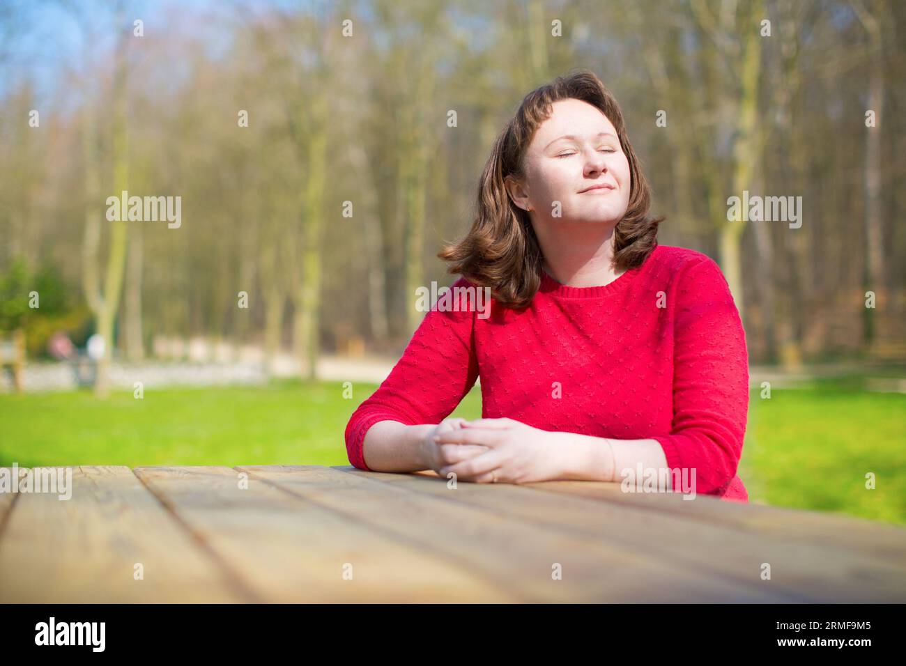 Frau, die warmes Wetter im Park genießt. Stockfoto