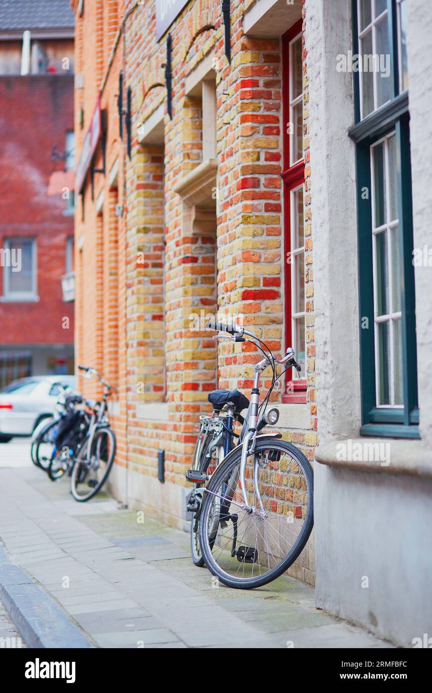 Fahrrad gegen Ziegelmauer in Brügge, Belgien Stockfoto
