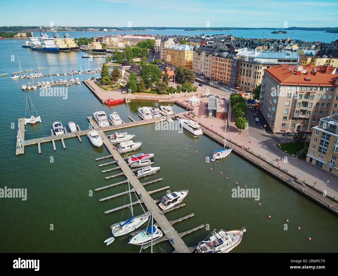Landschaftlich reizvoller Blick auf die Straßen und Dämme der Stadt in Helsinki, Finnland Stockfoto