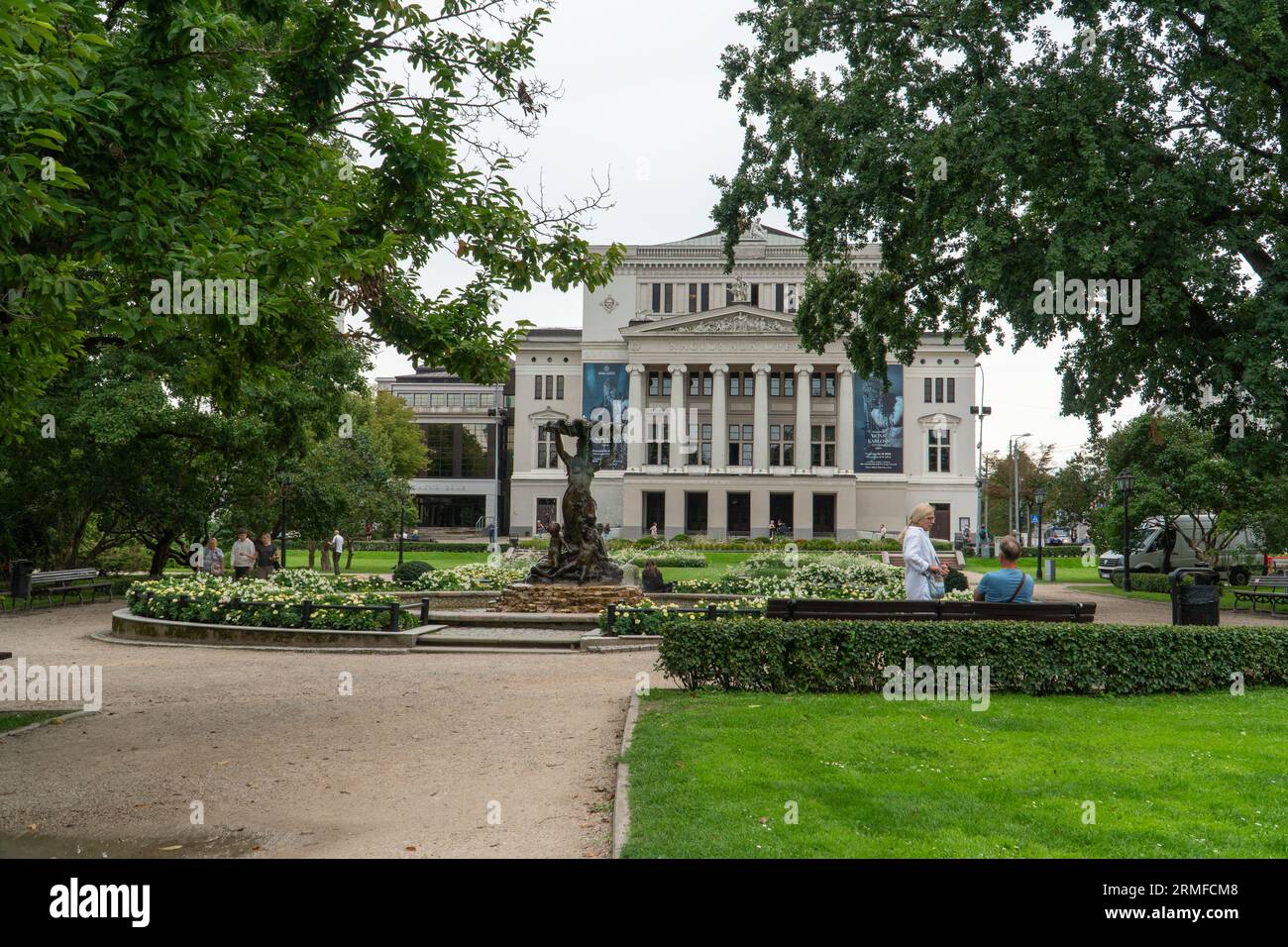 Riga, Lettland - 25. August 2023. Das Lettische Staatsoper und Ballett (DREHKNOPF) Haus in der Hauptstadt. Eine architektonische Landschaft mit dem Brunnen 'Nymphe Stockfoto