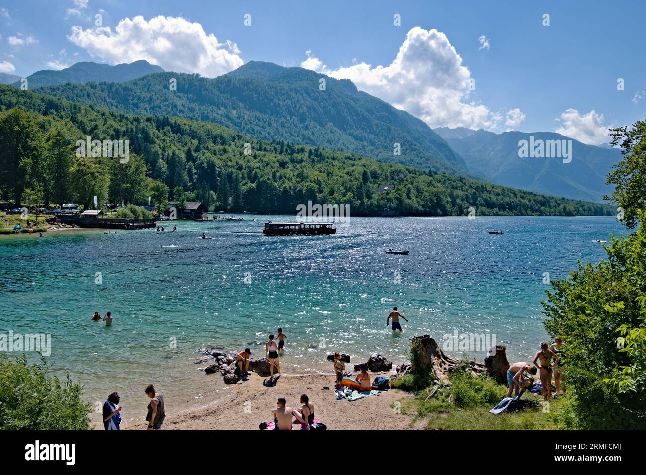 Bohinj-See im Triglav-Nationalpark, Slowenien. Wunderschöner See mit absolut reinem Wasser, umgeben von hohen Bergen. Beliebtes Touristenziel. Stockfoto