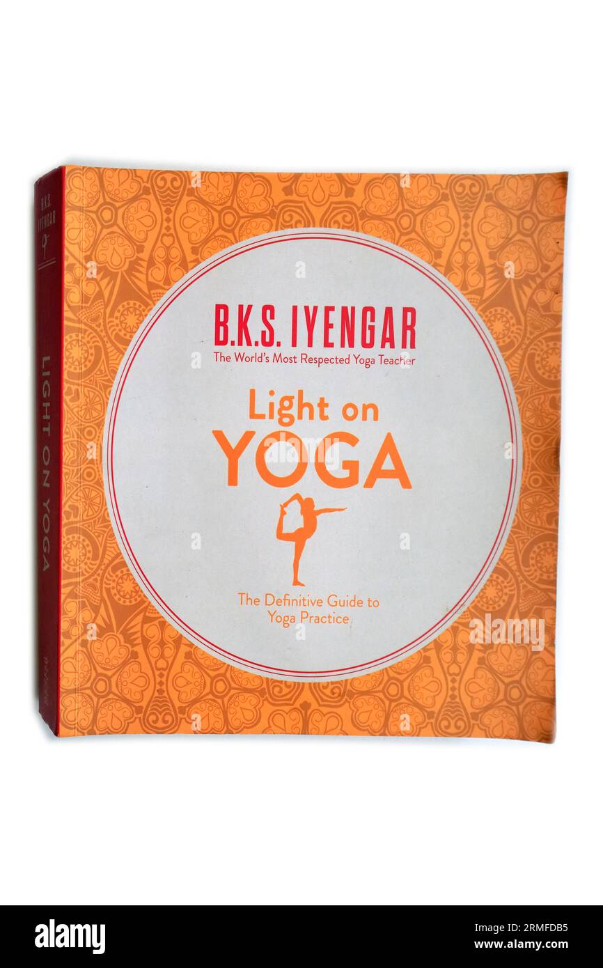 B.K.S. Iyengar - Licht auf Yoga - der definitive Leitfaden zur Yoga-Praxis. Bucheinband auf weißem Hintergrund Stockfoto