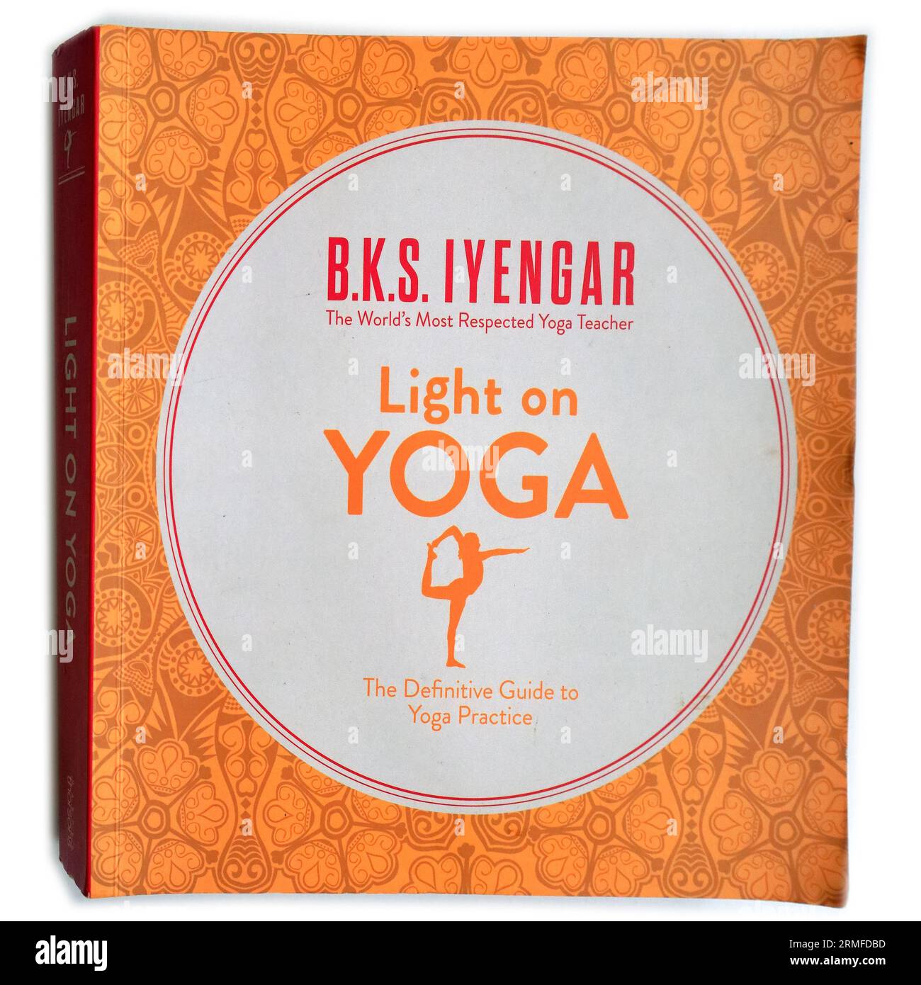 B.K.S. Iyengar - Licht auf Yoga - der definitive Leitfaden zur Yoga-Praxis. Bucheinband auf weißem Hintergrund Stockfoto