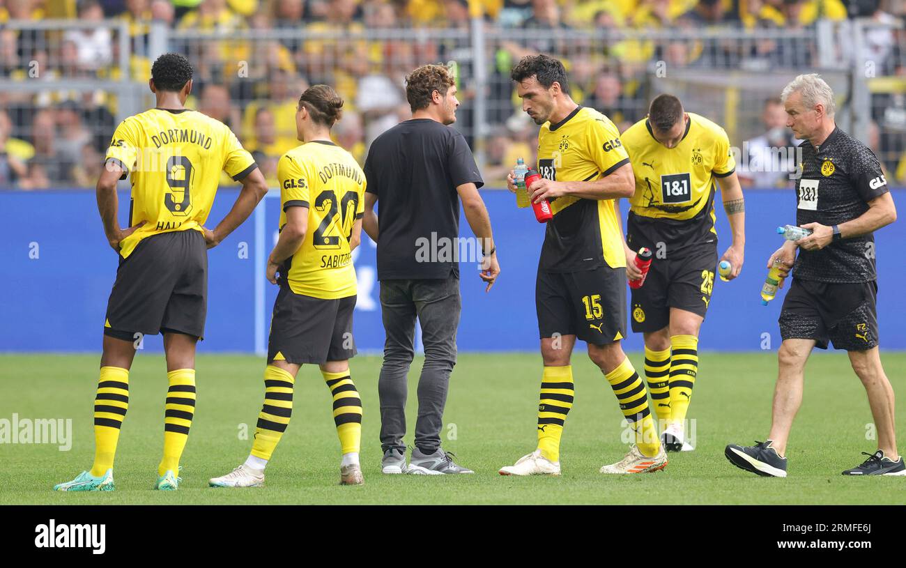 firo : 19.08.2023 1.Bundesliga Erstliga Saison 2023/24 BVB Borussia Dortmund - 1.FC FCK Köln Geste Edin Terzic. Trinken Sie eine Pause mit Mats Hummels Stockfoto