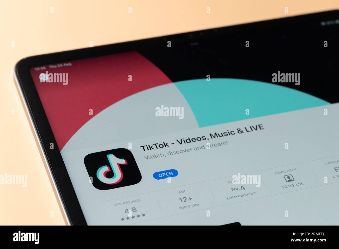 New York, USA – 24. August 2023: TikTok App im Apple Store auf ipad Tablet Bildschirm Nahansicht Stockfoto