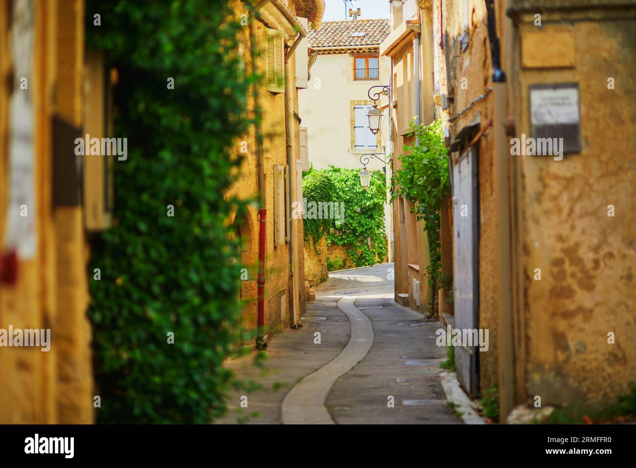 Schöne alte Straßen des Dorfes Lourmarin in der Provence, Frankreich Stockfoto