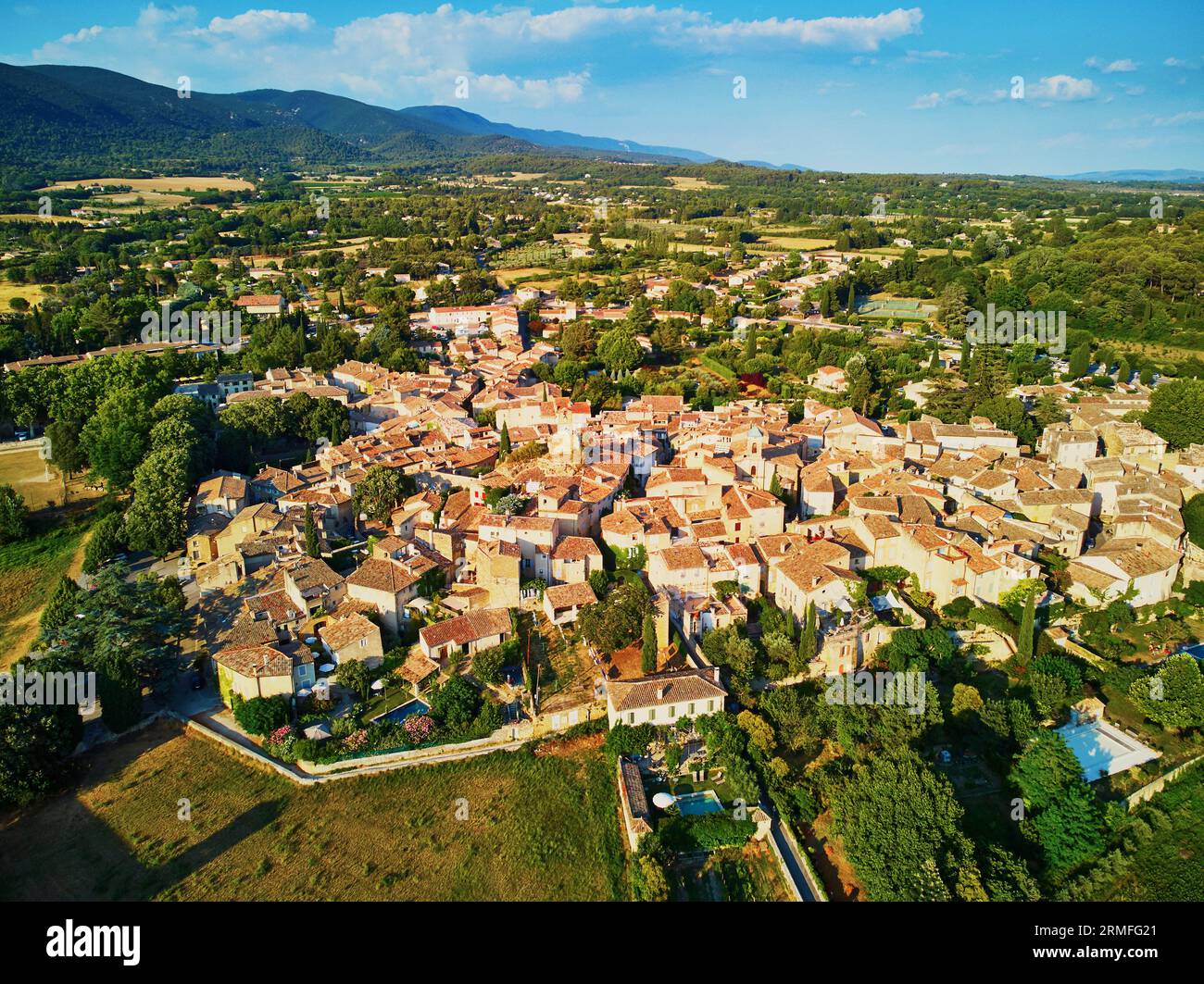 Draufsicht über das berühmte Dorf Lourmarin in der Provence, Südfrankreich Stockfoto