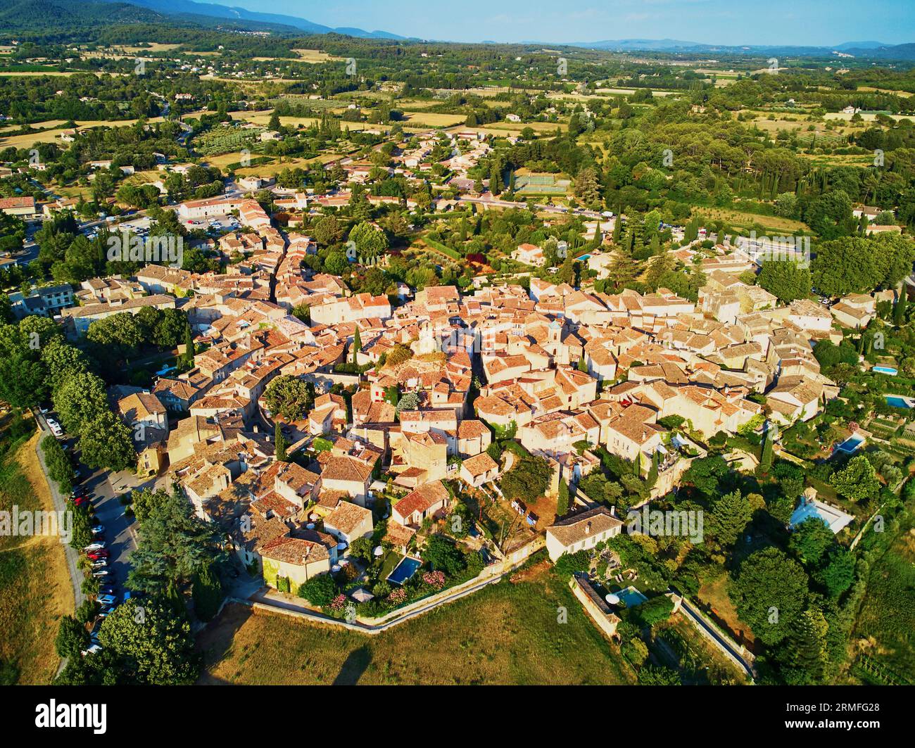 Draufsicht über das berühmte Dorf Lourmarin in der Provence, Südfrankreich Stockfoto