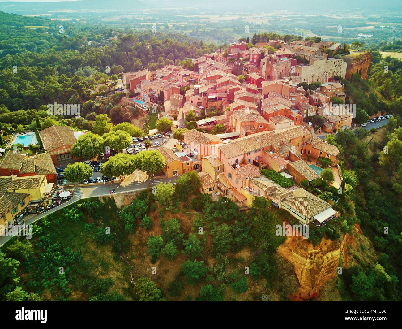 Panoramablick auf Roussillon, Provence, Frankreich. Roussillon ist bekannt für seine großen Ockerablagerungen im Lehm rund um das Dorf Stockfoto