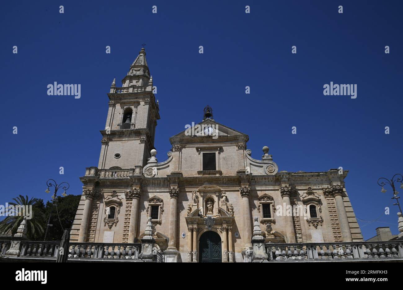 Malerischer Blick von außen auf die barocke Cattedrale di San Giovanni Battista, den historischen Dom von Ragusa Superiore in Sizilien, Italien. Stockfoto