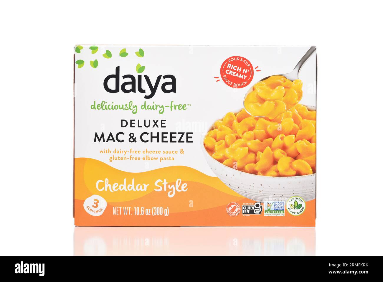IRIVNE, KALIFORNIEN - 27. August 2023: Eine Schachtel Daiya Deluxe Mac und Käse, milchfrei Cheday-Stil glutenfrei. Stockfoto