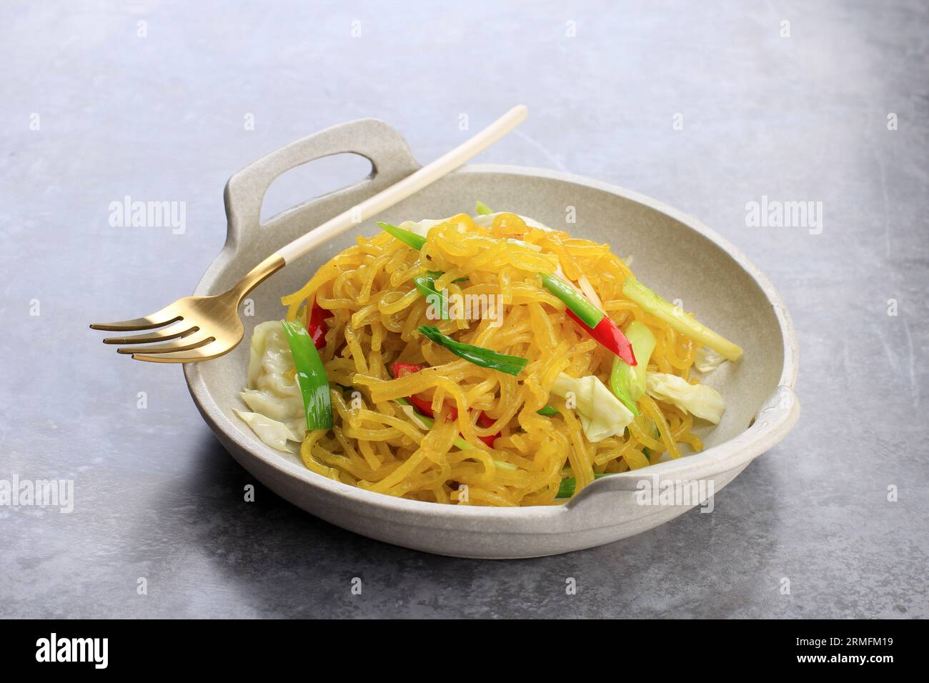 Mie Glosor oder Mie Gelosor. Glänzende gelbe Nudeln beliebt in Bogor, West-Java. Nudel aus Tapioca oder Sagoo-Mehl (Aci) gemischt mit Kurkuma, Popul Stockfoto