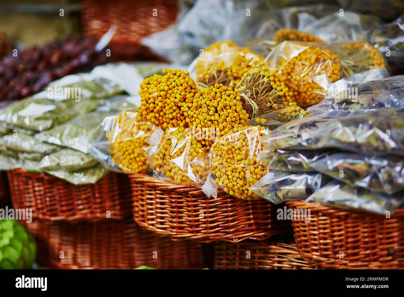 Trockene Kräuter und Blumen auf dem traditionellen Bauernmarkt Mercado dos Lavradores, Funchal, Madeira Insel, Portugal Stockfoto