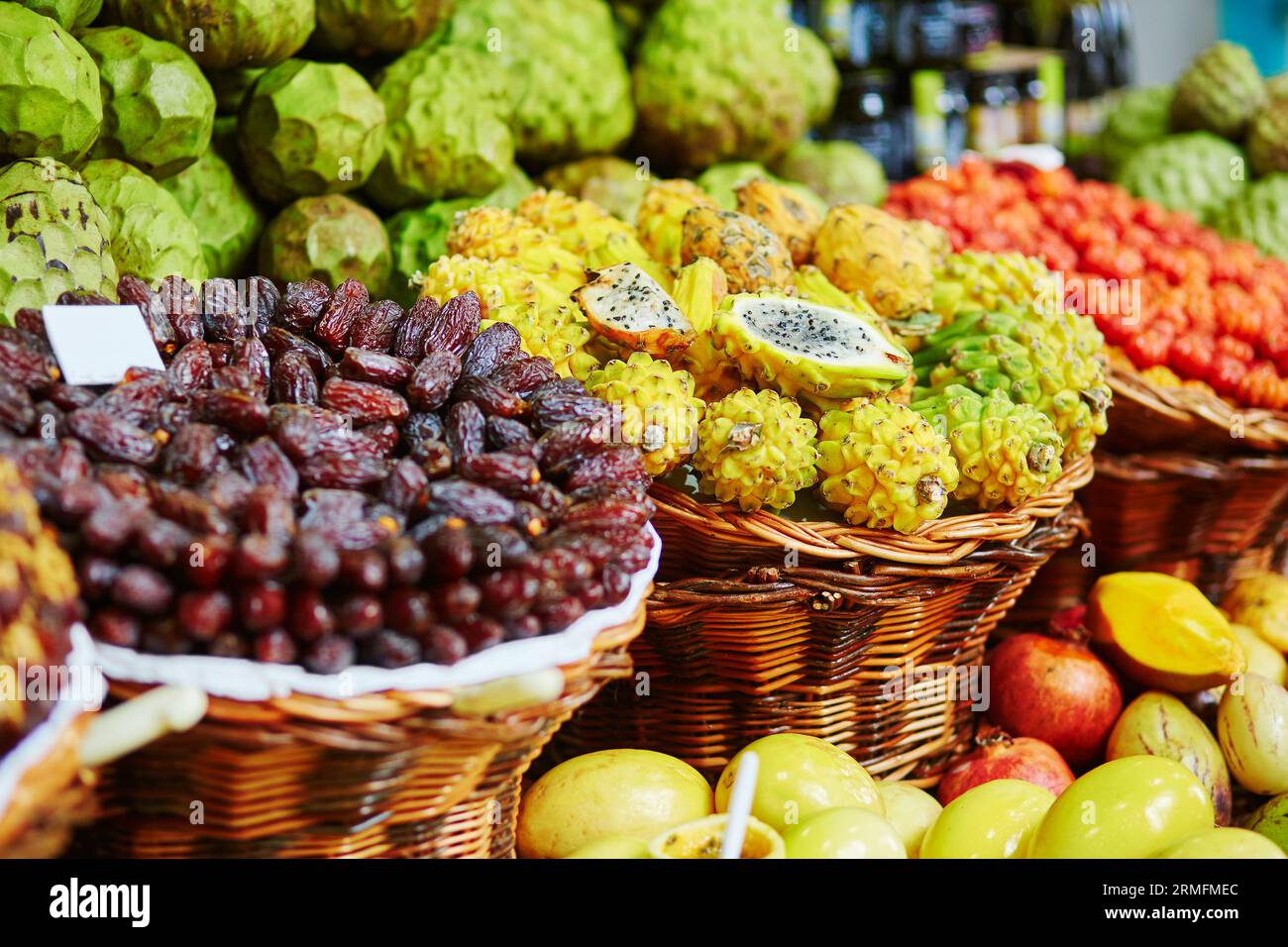 Frische und reife exotische Früchte auf dem traditionellen Bauernmarkt Mercado dos Lavradores, Funchal, Madeira Island, Portugal Stockfoto