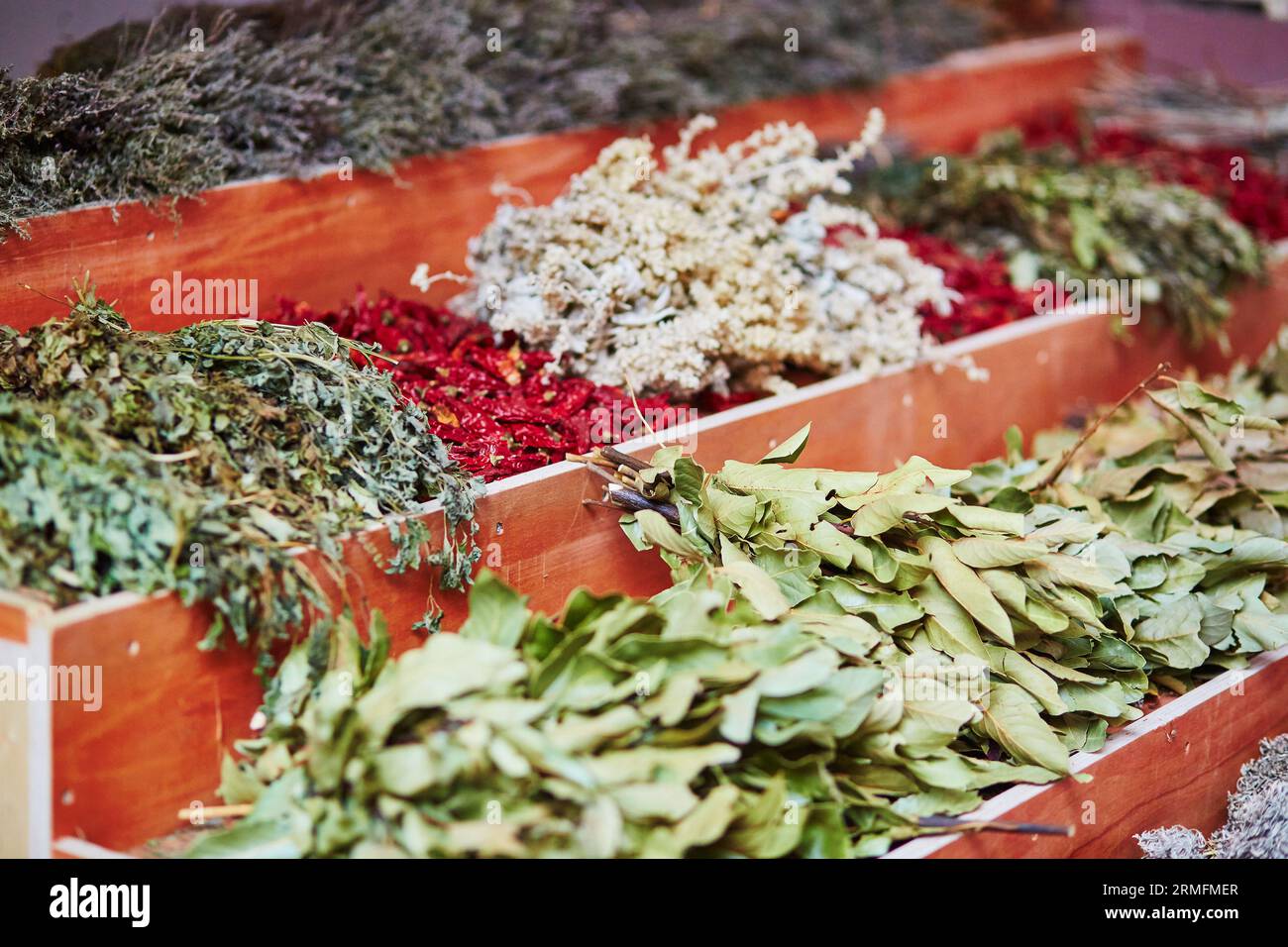 Trockene Kräuter und Blumen auf dem traditionellen Bauernmarkt Mercado dos Lavradores, Funchal, Madeira Insel, Portugal Stockfoto