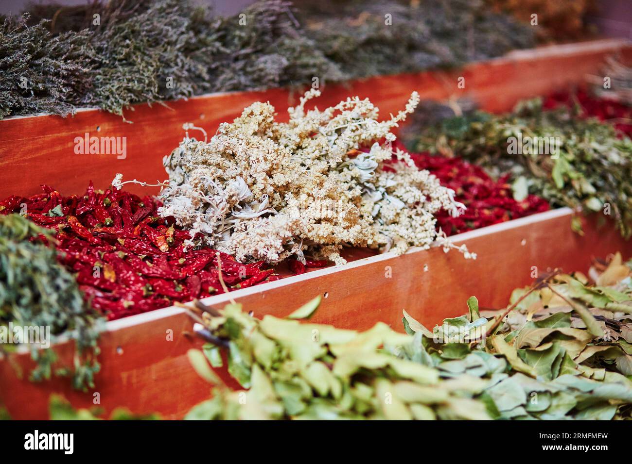 Trockene Kräuter und Blumen auf dem traditionellen Bauernmarkt Mercado dos Lavradores, Funchal, Madeira Insel, Portugal Stockfoto