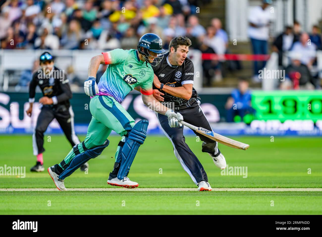 LONDON, VEREINIGTES KÖNIGREICH. 27. August, 23. Jimmy Neesham von Oval Invincibles (links) und Tom Hartley von Manchester Originals (rechts) treffen am Sonntag, den 27. August 2023 in LONDON auf dem Lord’s Cricket Ground im Finale Oval Invincibles gegen Manchester Originals aufeinander. Quelle: Taka Wu/Alamy Live News Stockfoto