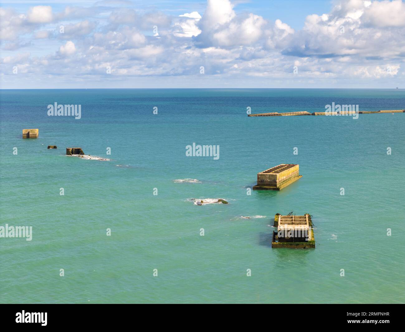 Drone View of Old Bridge Parts in the Sea of Arromanches les Bains in der Normandie, Frankreich. Stockfoto