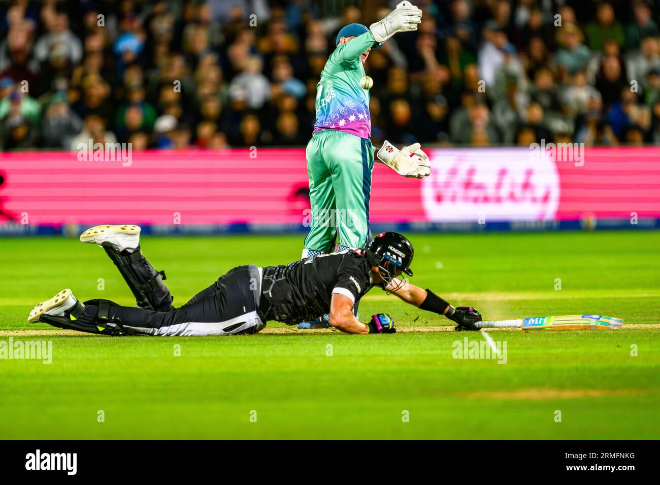 LONDON, VEREINIGTES KÖNIGREICH. 27. August, 23. Sam Billings of Oval Invincibles (Capt.) (rechts) und Tom Hartley of Manchester Originals (links) während des Final – Oval Invincibles vs Manchester Originals auf dem Lord’s Cricket Ground am Sonntag, den 27. August 2023 in LONDON. Quelle: Taka Wu/Alamy Live News Stockfoto