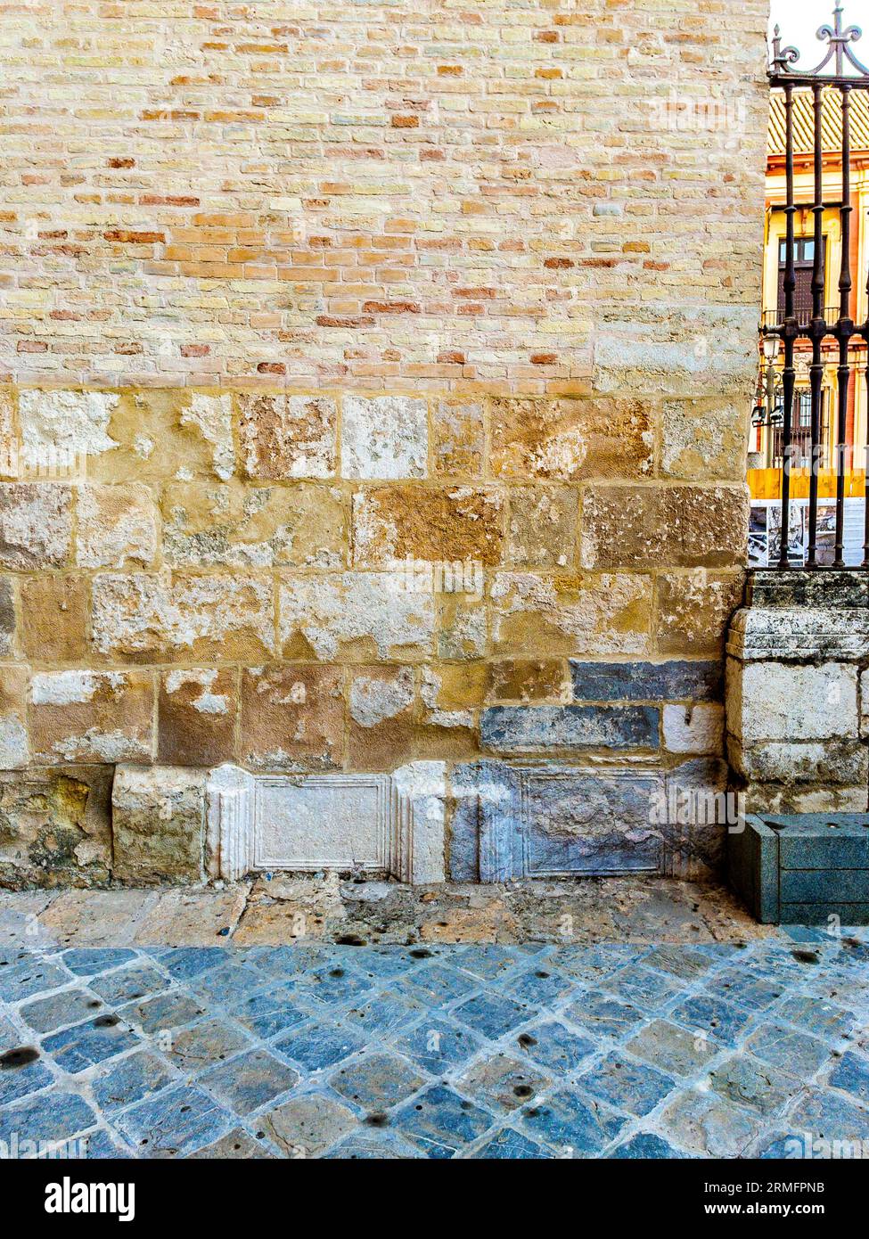 Römische Aras (Altäre) am Fuß der Südseite des Turms La Giralda. Kathedrale Von Sevilla. Sevilla, Andalusien, Spanien. Stockfoto