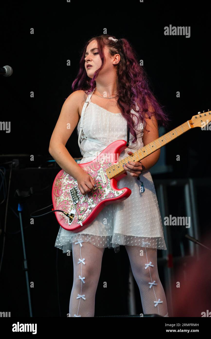 Gitarrist Lular (Lucy) von Eaves Wilder Live Band auf dem Green man Festival in Wales, Großbritannien, August 2023. Foto: Rob Watkins Stockfoto