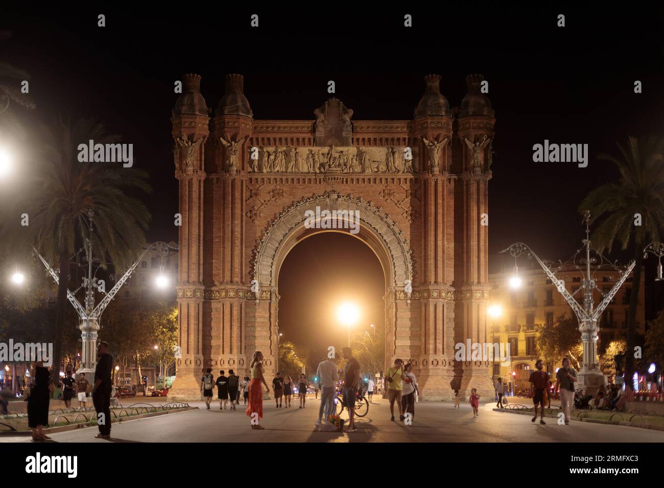 Barcelona, Spanien - 08. August 2023 nächtlicher Blick auf den Triumphbogen - historisches Denkmal von Barcelona Stockfoto