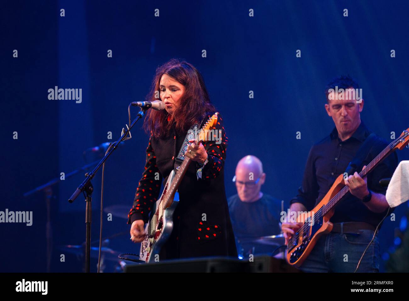 Emma Pollock von der schottischen Band The Delgados on the Mountain Stage beim Green man Festival in Wales, Großbritannien, August 2023. Foto: Rob Watkins Stockfoto