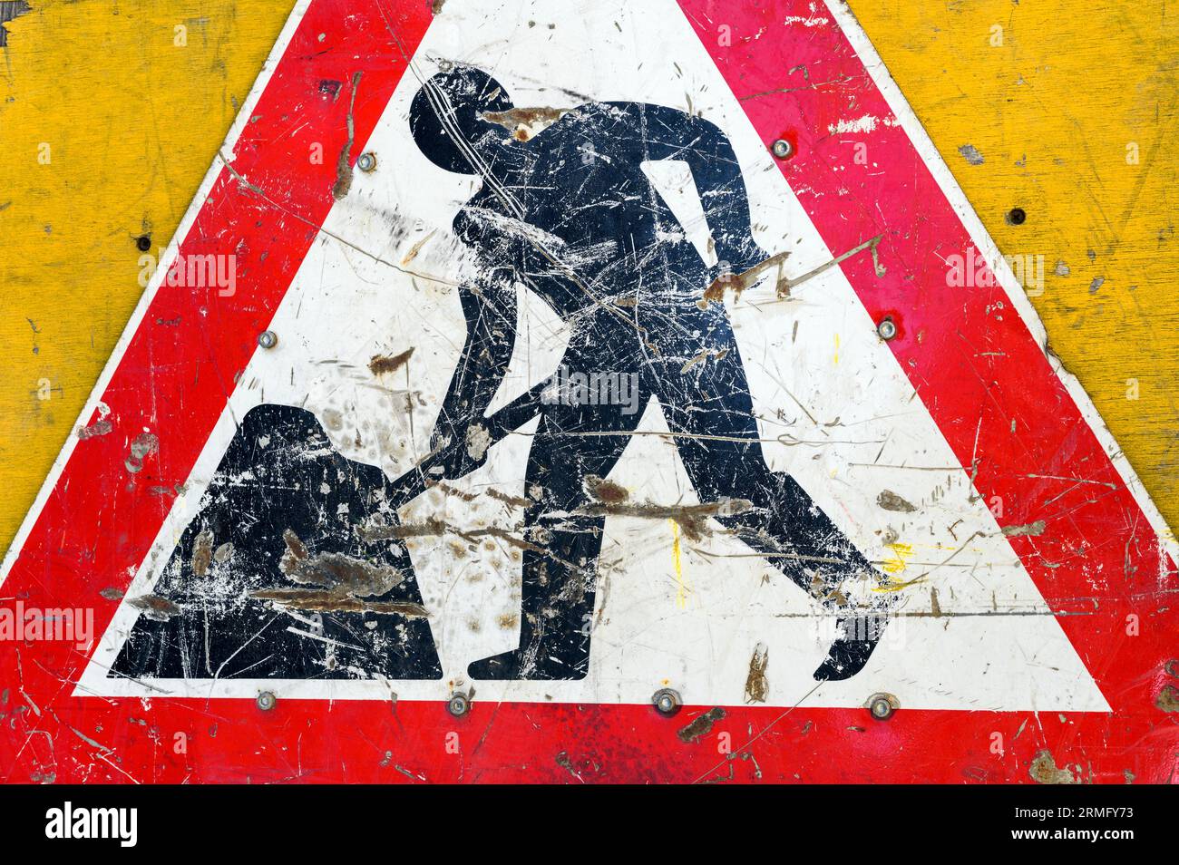 Nahaufnahme eines Schilds „Damaged Men at Work“ Stockfoto