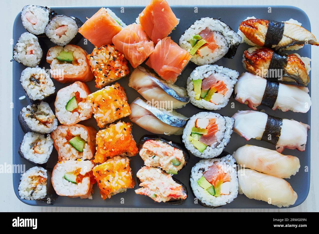 Auswahl an Sushi auf einem Teller. Japanische Küche zu Hause oder im Restaurant. Essen mitnehmen Stockfoto