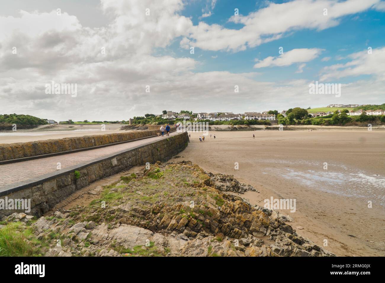 Hafenmauer und Blick auf Watch House Bay, Barry Island Wales UK. August 2023 Stockfoto