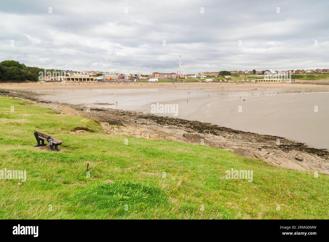 Aussichtspunkt mit Blick auf Whitmore Bay und den Strand von Barry Island, Wales UK. August 2023 Stockfoto