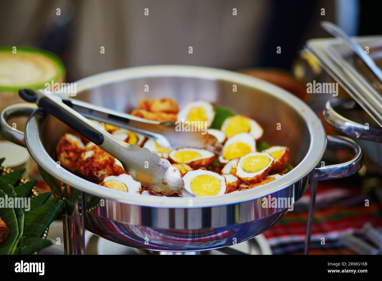 Son-in-Schwiegereier - Kai Loog Keuy - traditionelles thailändisches Essen Stockfoto