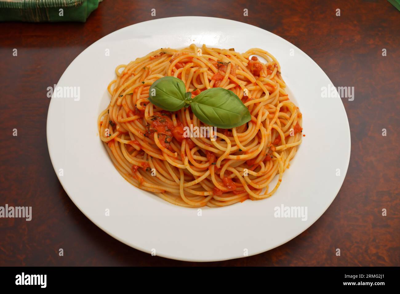 Teller Spaghetti mit Tomaten und Basilikum Stockfoto