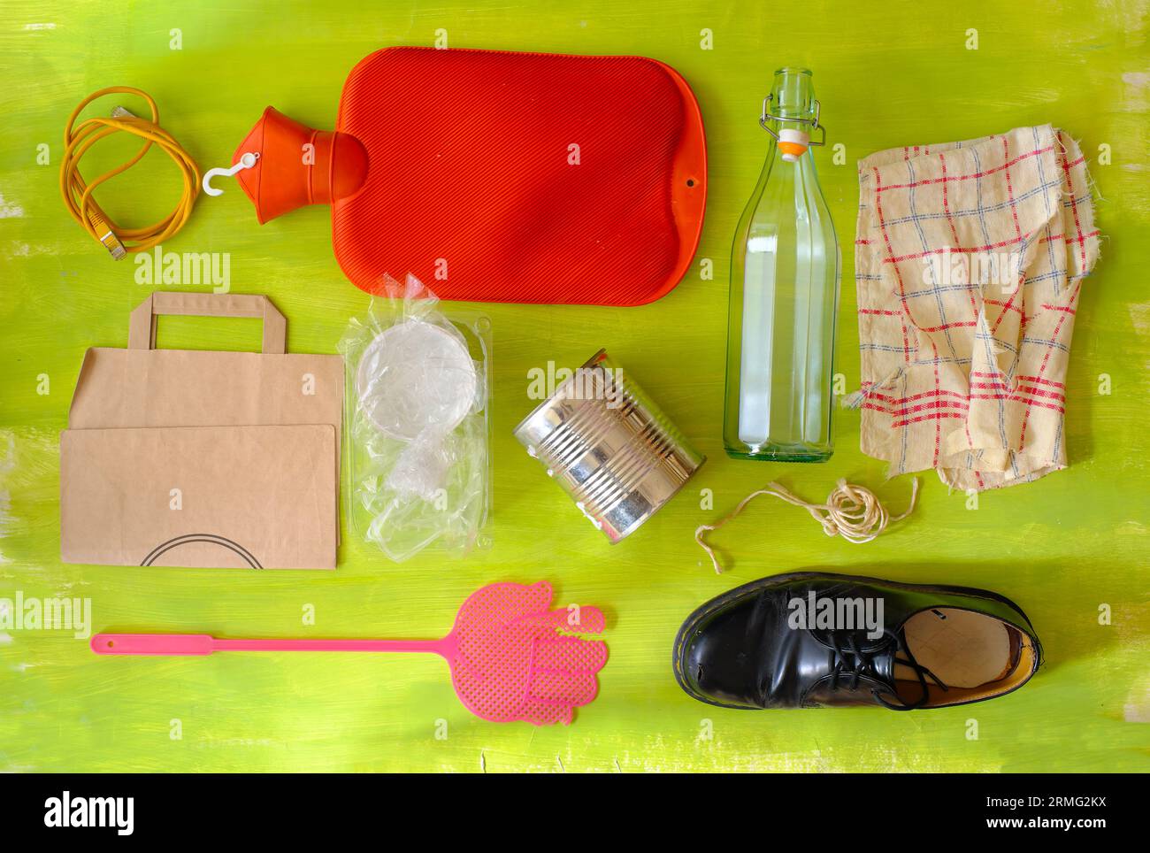 Verschiedene Recyclingmaterialien, Kunststoffe, synthetische Materialien, Zinn, Gummi, Gewebe, Glas, Papier, Metall. Umweltverschmutzung, Ozeane und Flüsse. Flach l Stockfoto