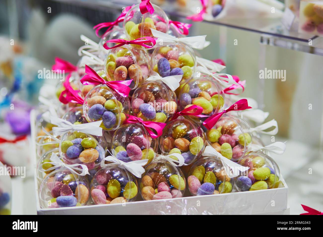 Farbenfrohe Süßigkeiten in durchsichtigen Taschen bei Hochzeitsfeiern oder Feiern. Individuelle Geschenke für Gäste Stockfoto