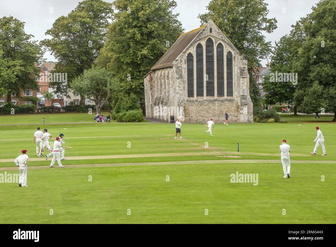 Priory Park Cricket Club in Aktion Chichester West Sussex England mit der Guildhall im Hintergrund Stockfoto