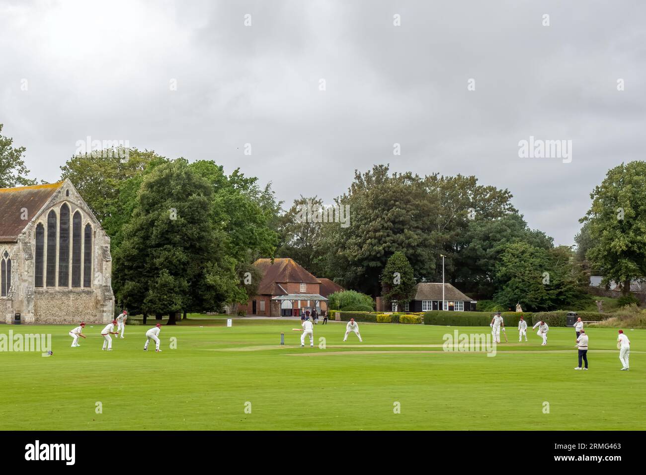 Priory Park Cricket Club in Aktion Chichester West Sussex England mit der Guildhall im Hintergrund Stockfoto