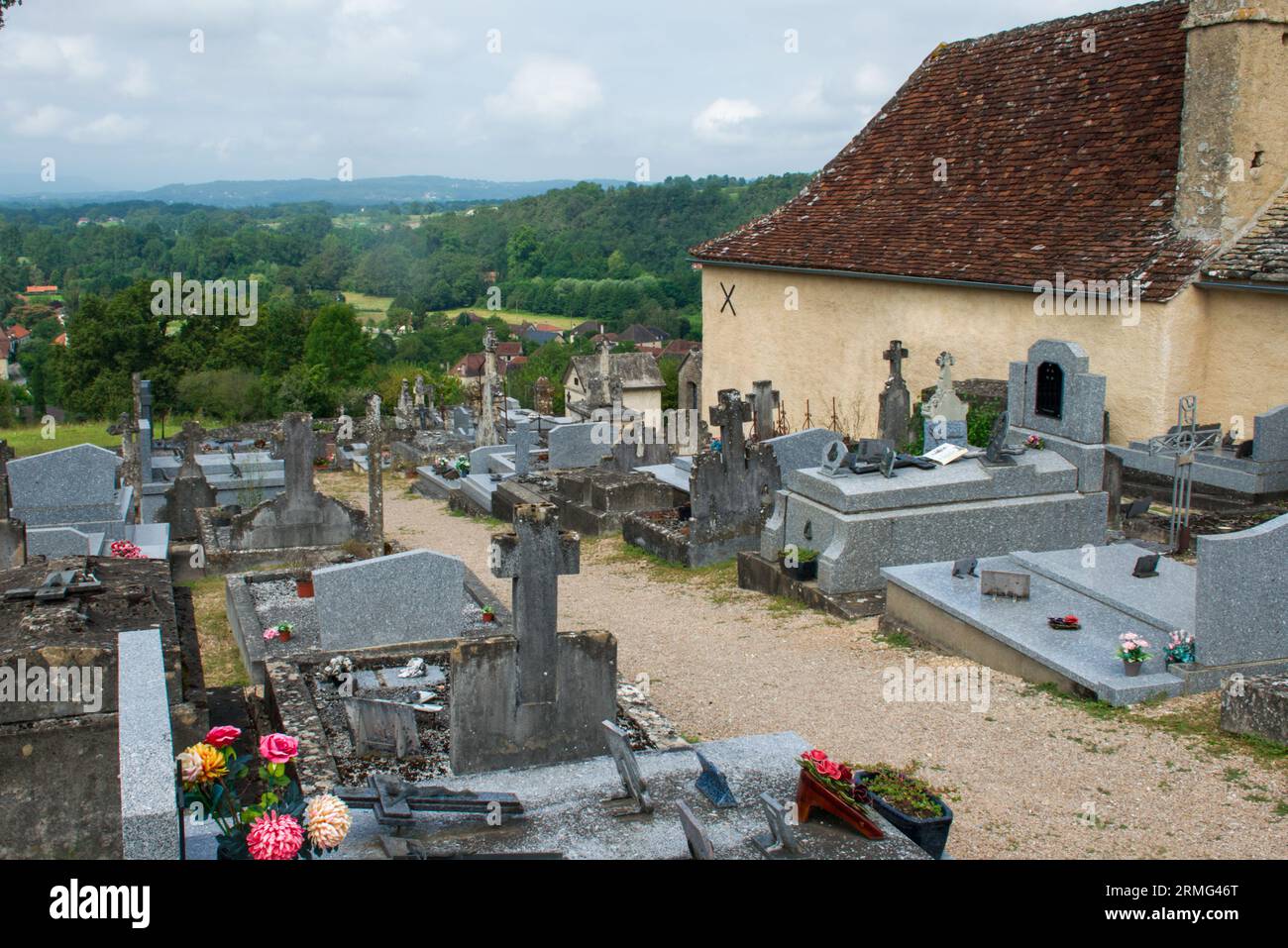 Ein Friedhof im Herzen Frankreichs (Cornac, Lot). Ein sehr alter Friedhof auf einem Hügel auf dem Land. Stockfoto
