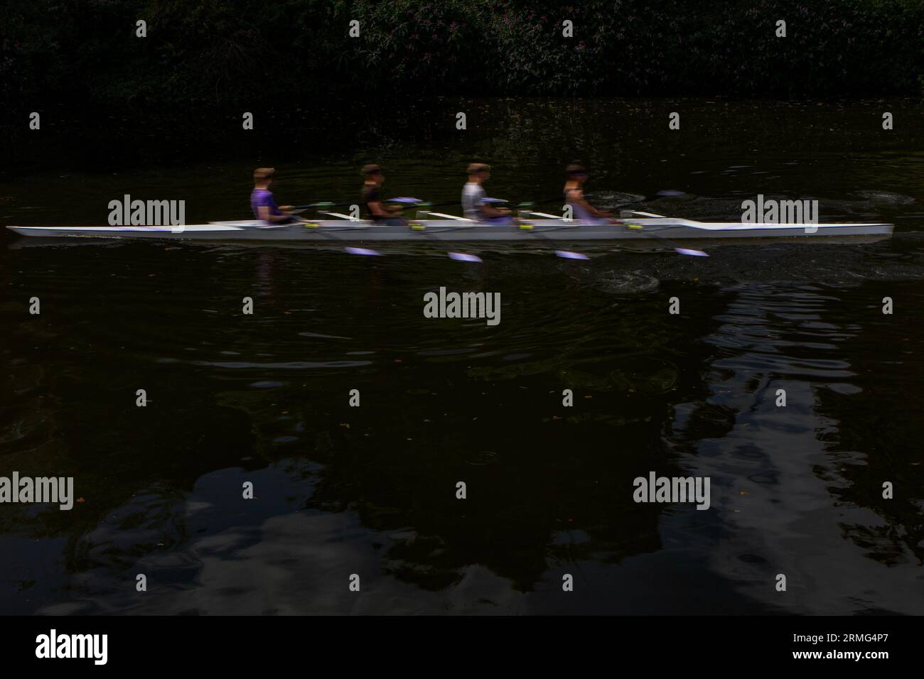 Verschwommene Ruderer auf dem River medway in Kent. Stockfoto