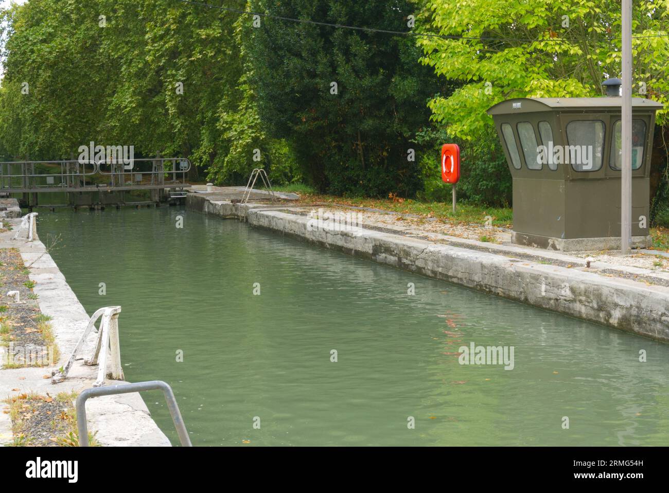 Südfrankreich - September 2020: Canal du Midi / Canal Laterale de Garonne - Frankreich. Ein sehr beliebtes Urlaubsziel, das Sie mit dem Fahrrad oder Boot erkunden können. Stockfoto