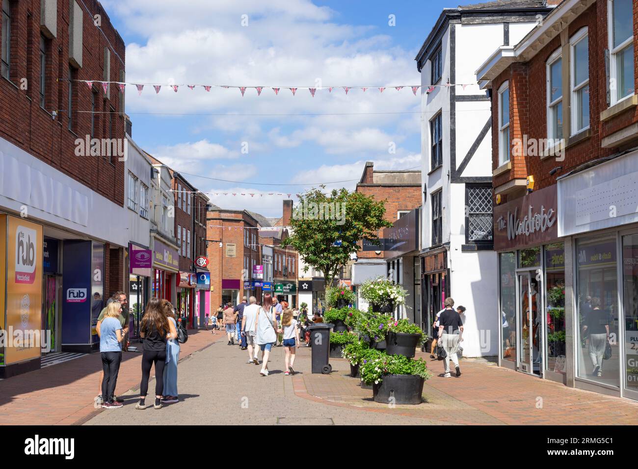 Macclesfield Cheshire Macclesfield Town Centre Mill Street Shops und Shoppers Macclesfield Cheshire East England UK GB Europa Stockfoto